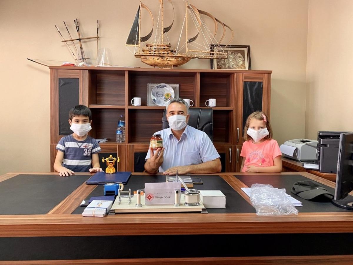 Annelerin yaptığı el yapımı sal&ccedil;alarla İl Milli Eğitim M&uuml;d&uuml;r&uuml; &Ccedil;elik&rsquo;i ziyaret ettiler