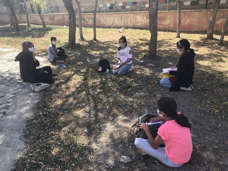 Okuldan uzak kalan öğrenciler okul bahçesinde toplanarak ders çalıştı G2