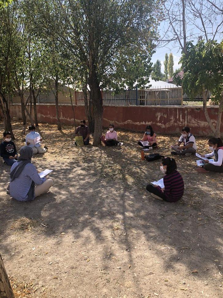 Okuldan uzak kalan öğrenciler okul bahçesinde toplanarak ders çalıştı G3