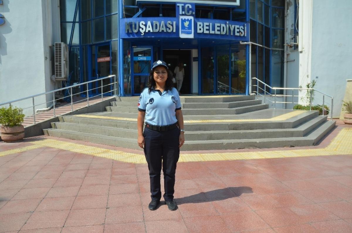 Kuşadası Belediyesi&rsquo;nin bayan zabıtasından engelli vatandaşa anlamlı yardım