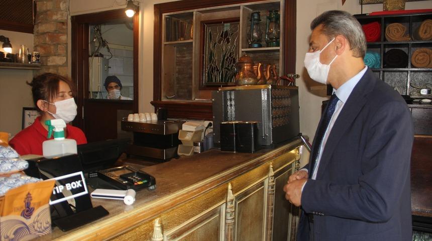 Sokakta sigara yasağına uymayan 4 kişiye ceza uygulandı