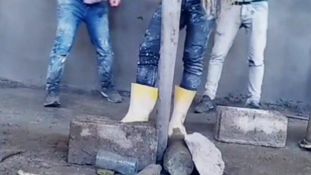 Yok böyle inşaat işçisi! Malzemelerle defile yapıp şarkı söylediler