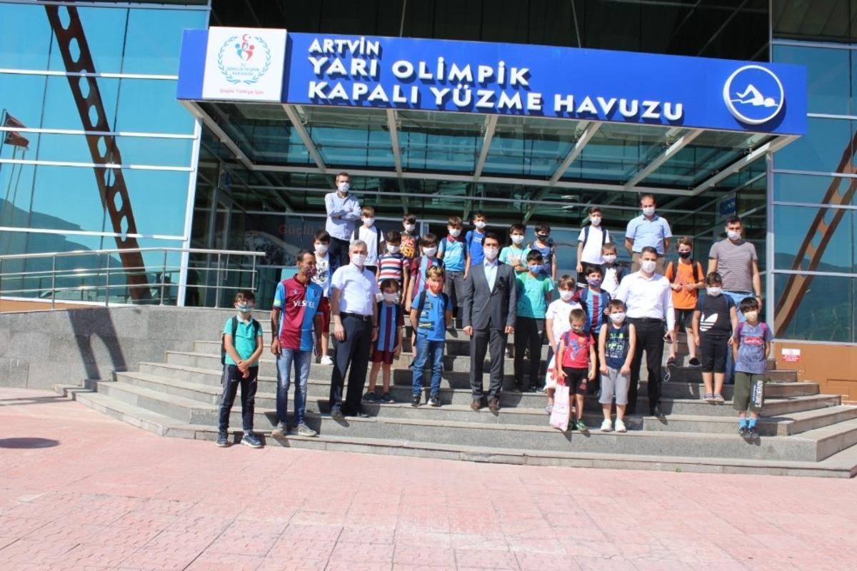 Artvin&rsquo;de Trabzonspor futbol okulu &ouml;ğrencileri y&uuml;zme &ouml;ğreniyor