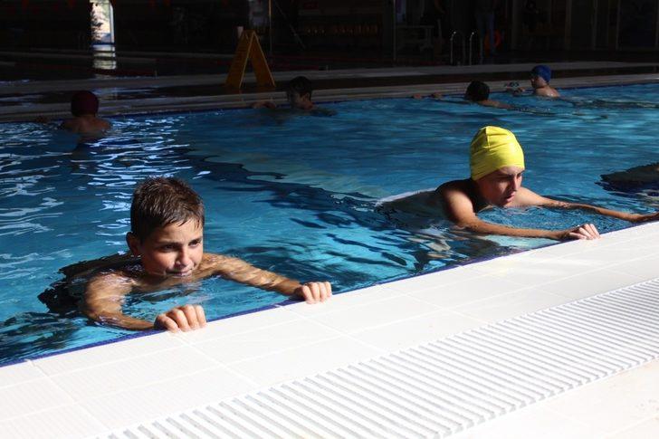 Artvin’de Trabzonspor futbol okulu öğrencileri yüzme öğreniyor G2