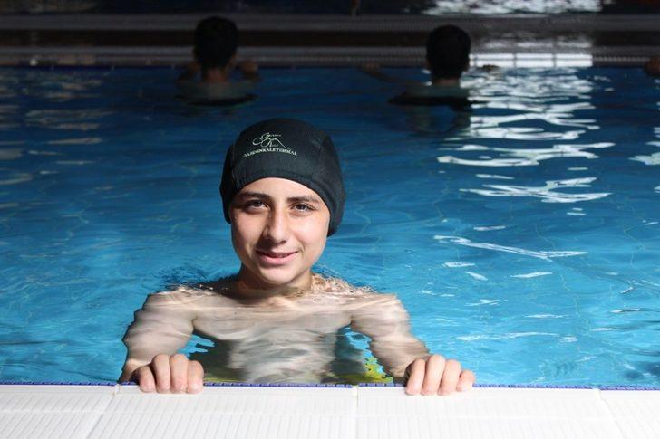 Artvin’de Trabzonspor futbol okulu öğrencileri yüzme öğreniyor G3