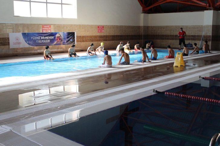 Artvin’de Trabzonspor futbol okulu öğrencileri yüzme öğreniyor G5