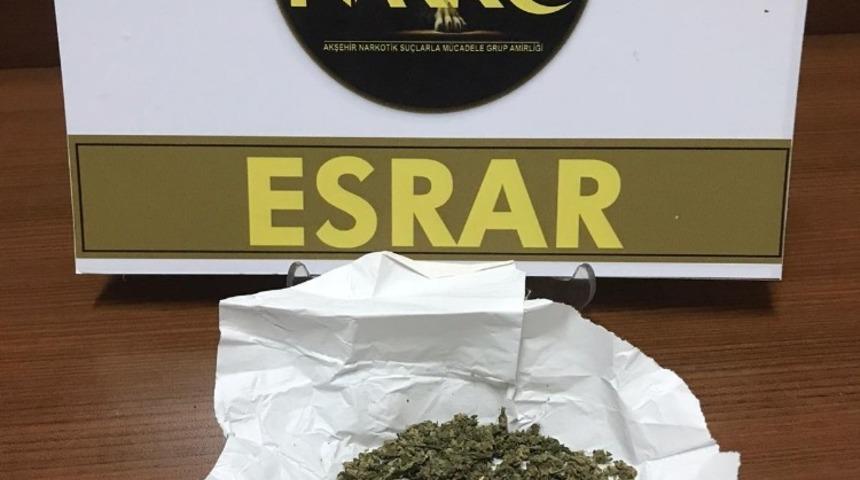 Esrarla yakalandı serbest kaldı