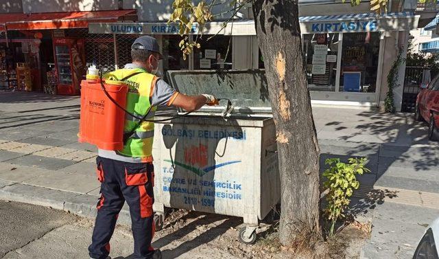 Gölbaşı Belediyesi ara sokaklar ve çöp konteynerlerini temizledi