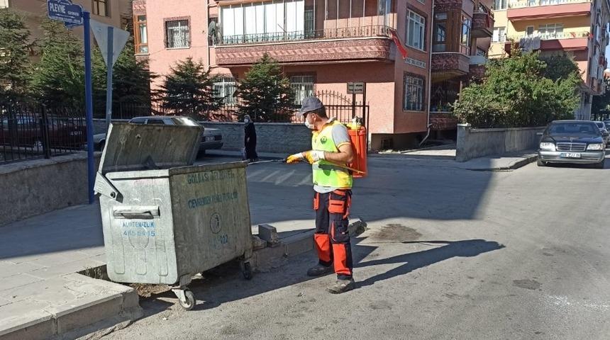 G&ouml;lbaşı Belediyesi ara sokaklar ve &ccedil;&ouml;p konteynerlerini temizledi