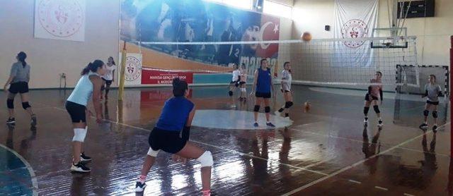 Yunusemreli voleybolcular çalışmalarına devam ediyor