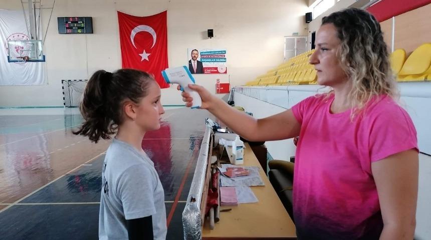 Yunusemreli voleybolcular &ccedil;alışmalarına devam ediyor