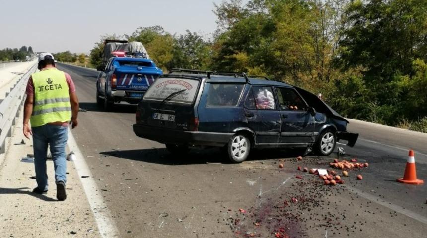 Ereğli&rsquo;de otomobil bariyerlere &ccedil;arptı