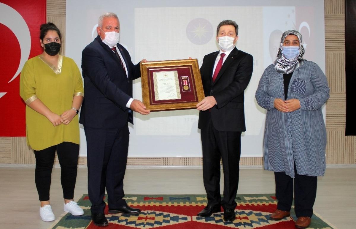 Şehit yakınları ve Gazilere Devlet &Ouml;v&uuml;n&ccedil; Madalyası verildi