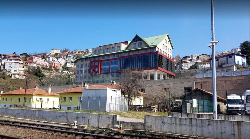 &Ouml;ğretmenin testi pozitif &ccedil;ıkınca 23 &ouml;ğrenci ve 5 meslektaşı karantinaya alındı