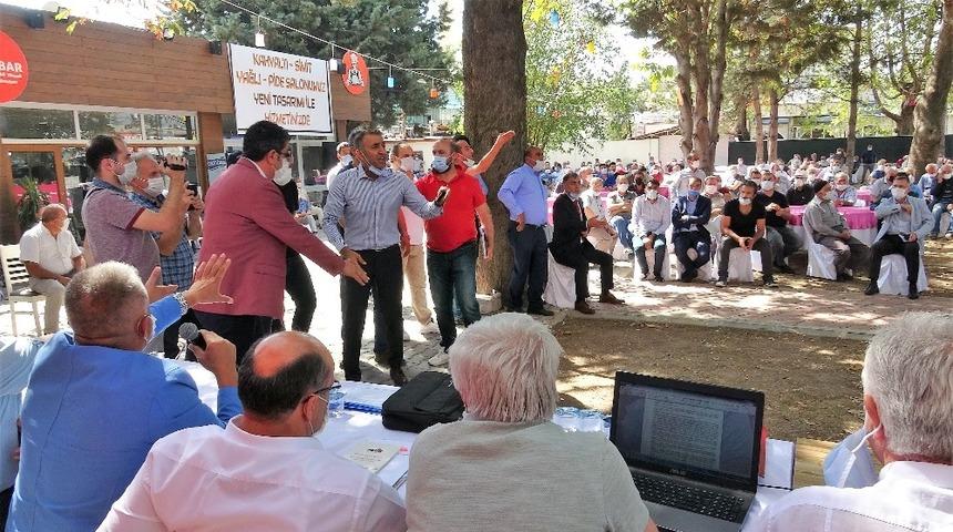 Kongrede &ccedil;ıkan gerginlik sosyal mesafeyi unutturdu