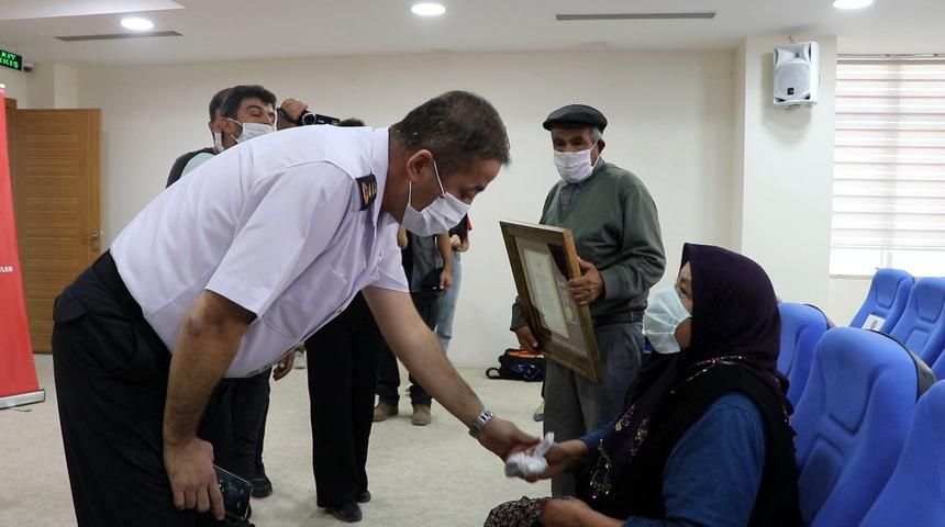 Şehit annesinden duygulandıran istek: 'Oğlum adına kurban kesin' diyerek biriktirdiği parayı komutana verdi