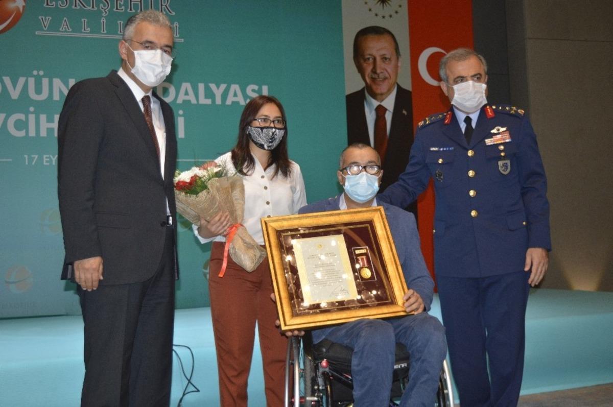 Gururla madalyalarını aldılar