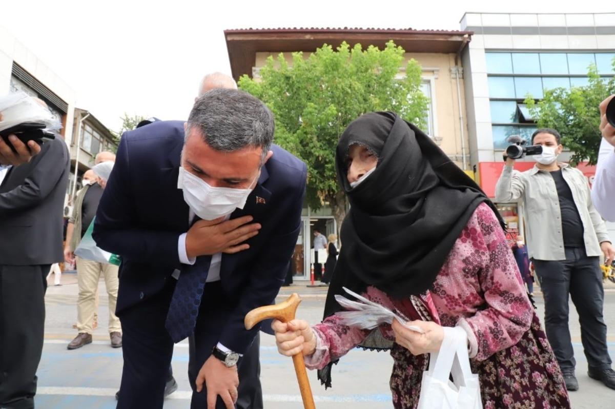 Vali Cevdet Atay hem denetledi hem maske dağıttı