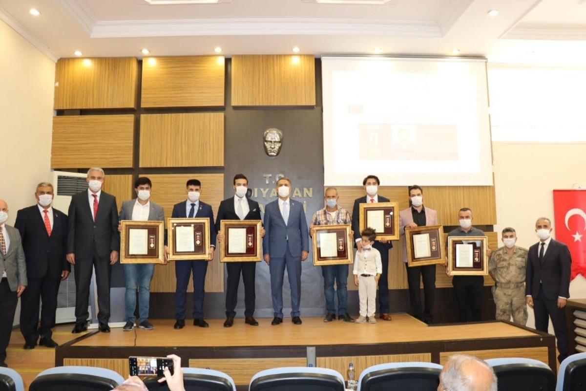 Şehit ailesi ve gazilere devlet &ouml;v&uuml;n&ccedil; madalyası