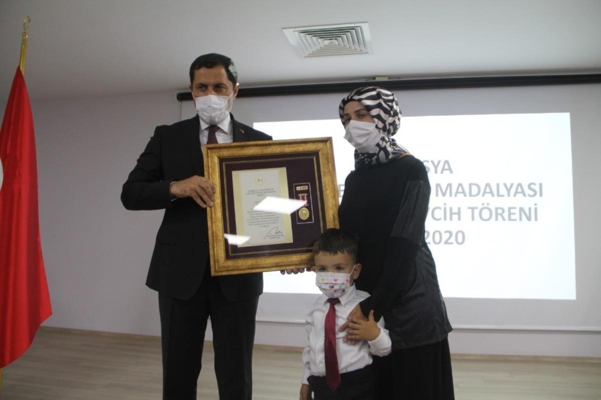 Amasya&rsquo;da 3 şehit ailesi ve 4 gaziye devlet &ouml;v&uuml;n&ccedil; madalyası