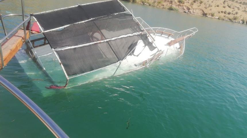 Halfeti&rsquo;de tur teknesi battı, faciadan d&ouml;n&uuml;ld&uuml;