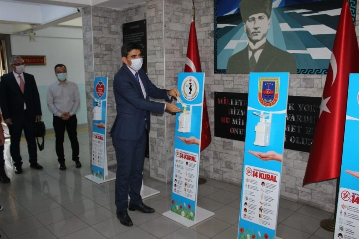 Okul, kamu kurumlarına el dezenfektanı hediye etti