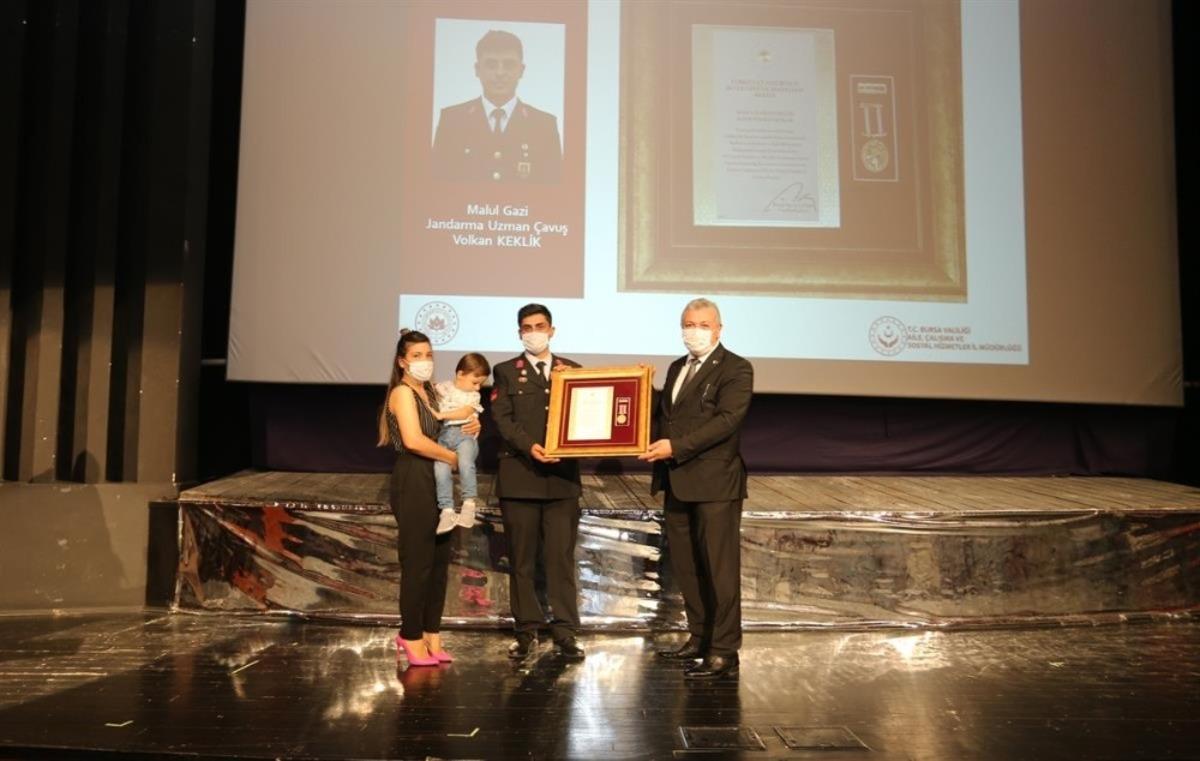 Bursa&rsquo;da gazi ve şehit yakınlarına &ouml;v&uuml;n&ccedil; madalyaları verildi