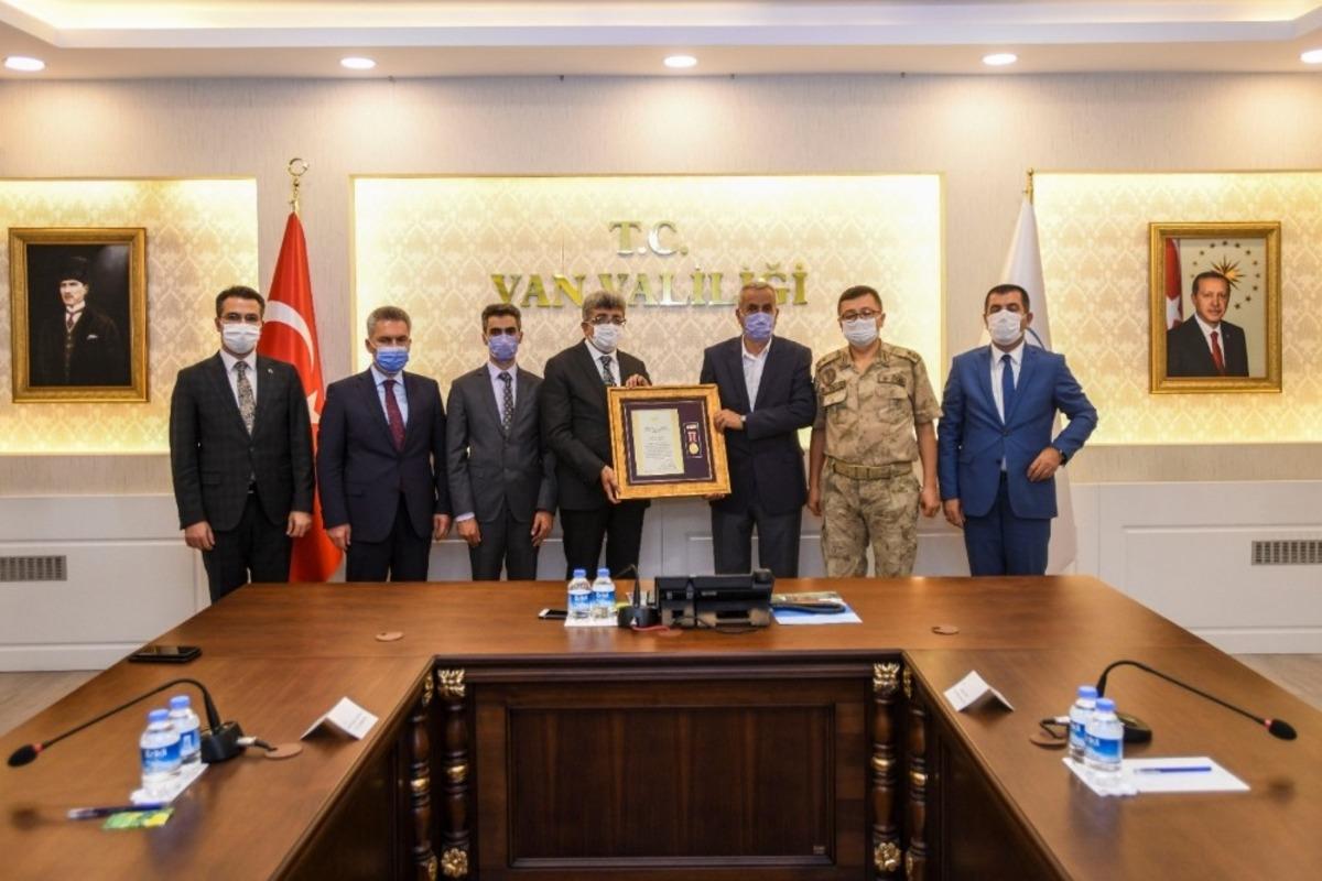 Vali Bilmez&rsquo;den şehit aileleriyle gaziye Devlet &Ouml;v&uuml;n&ccedil; Madalyası ve Beratı