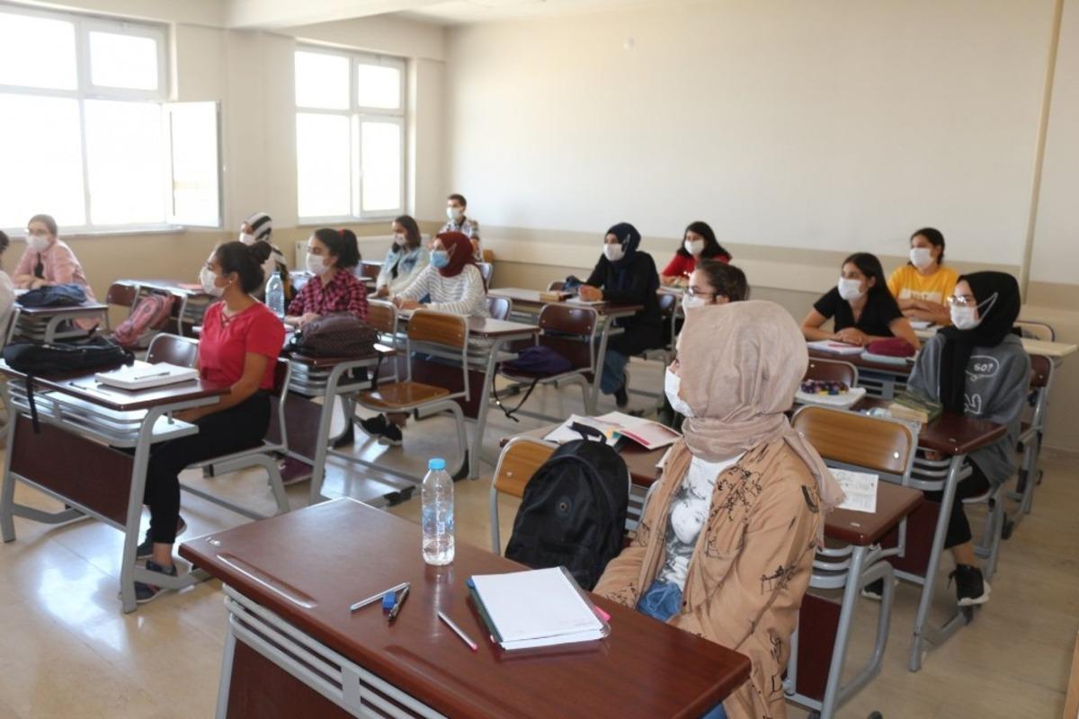 M&uuml;d&uuml;r Tun&ccedil;el&rsquo;den destekleme ve yetiştirme kurslarına ziyaret