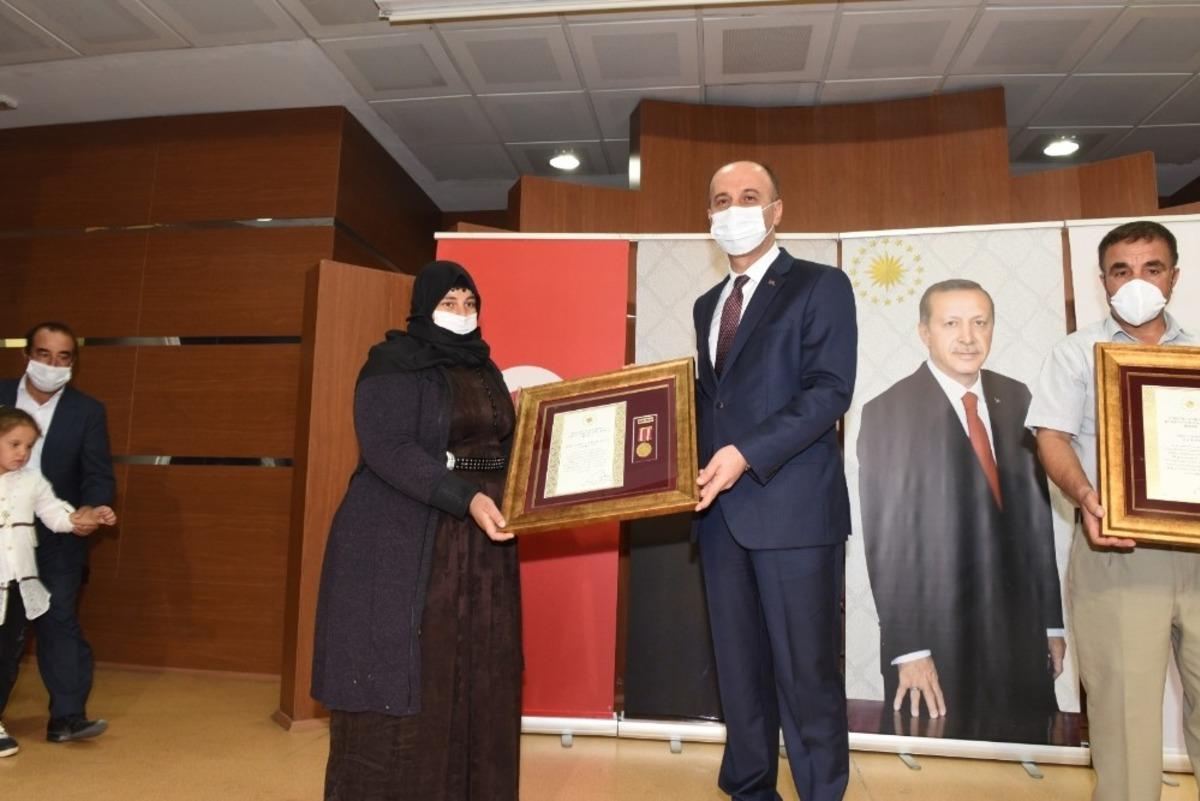 Şanlıurfa&rsquo;da şehit aileleri ve gazilere devlet &ouml;v&uuml;n&ccedil; madalyası ve beratı verildi