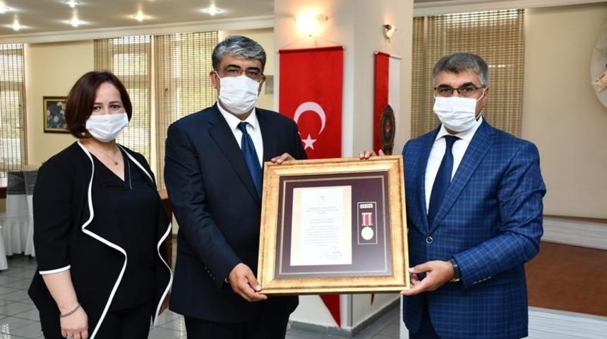Ter&ouml;r saldırısında gazi olan Albay Demiral&rsquo;a &ouml;v&uuml;n&ccedil; madalyası takdim edildi