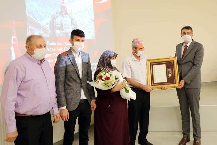 Kütahya’da 2 şehit yakını ve 2 gaziye ’Devlet övünç madalyası’ G3