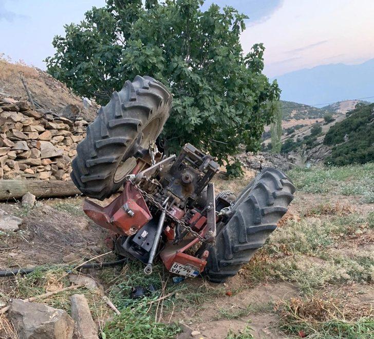 Devrilen traktörün altında kalan genç sürücü ağır yaralandı G2