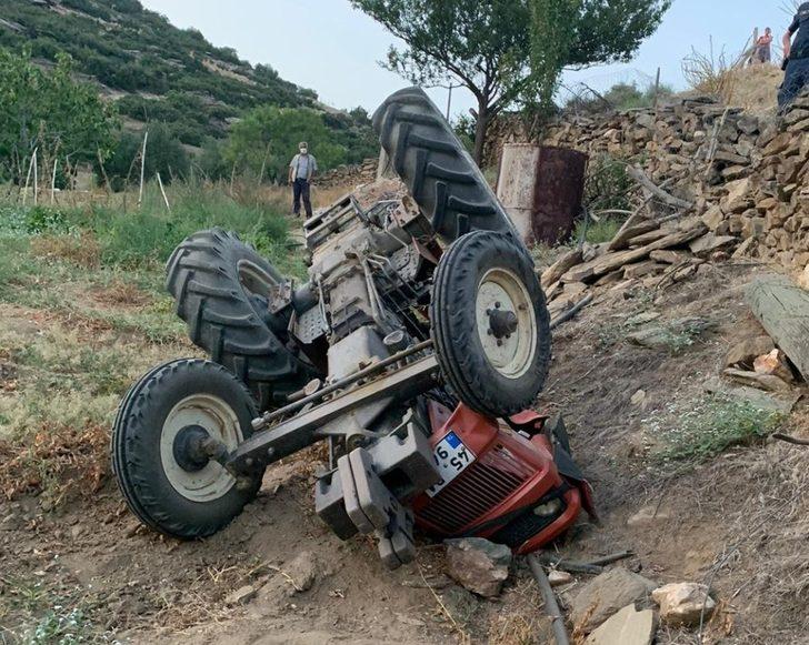 Devrilen traktörün altında kalan genç sürücü ağır yaralandı G3