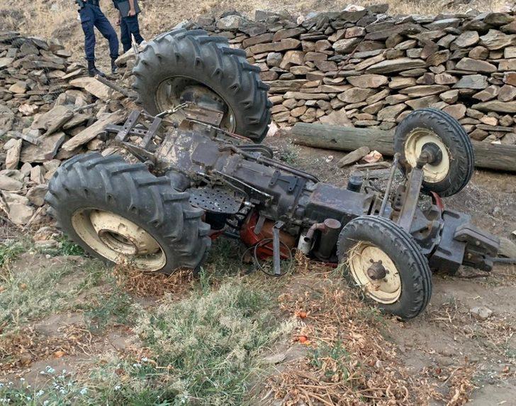 Devrilen traktörün altında kalan genç sürücü ağır yaralandı G4