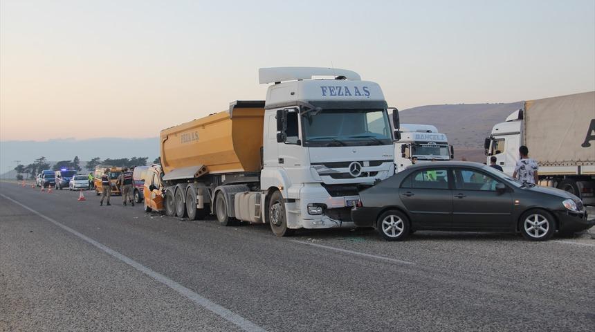 Hatay'da zincirleme kaza: 1 asteğmen hayatını kaybetti, 6 yaralı