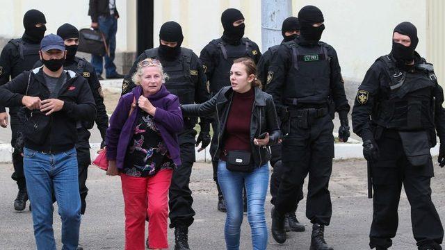 Belarus'ta protestocular neden polislerin maskelerini indiriyor?