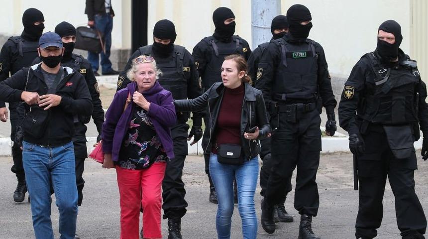 Belarus'ta protestocular neden polislerin maskelerini indiriyor?