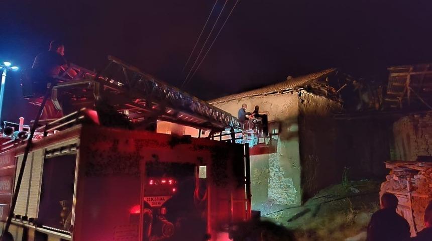 Yangında bir ev kullanılamaz hale geldi