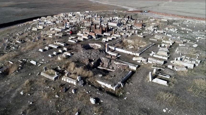 Defineciler, 5 bin yıllık mezarlığı talan etti