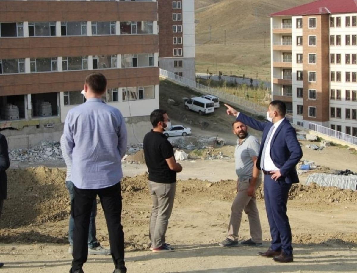 M&uuml;d&uuml;r Canlı yapımı devam eden okul inşaatlarını inceledi