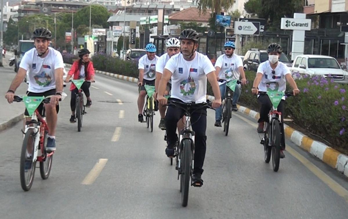 Başkan G&uuml;nel, farkındalık oluşturmak i&ccedil;in belediyeye bisikletle gitti