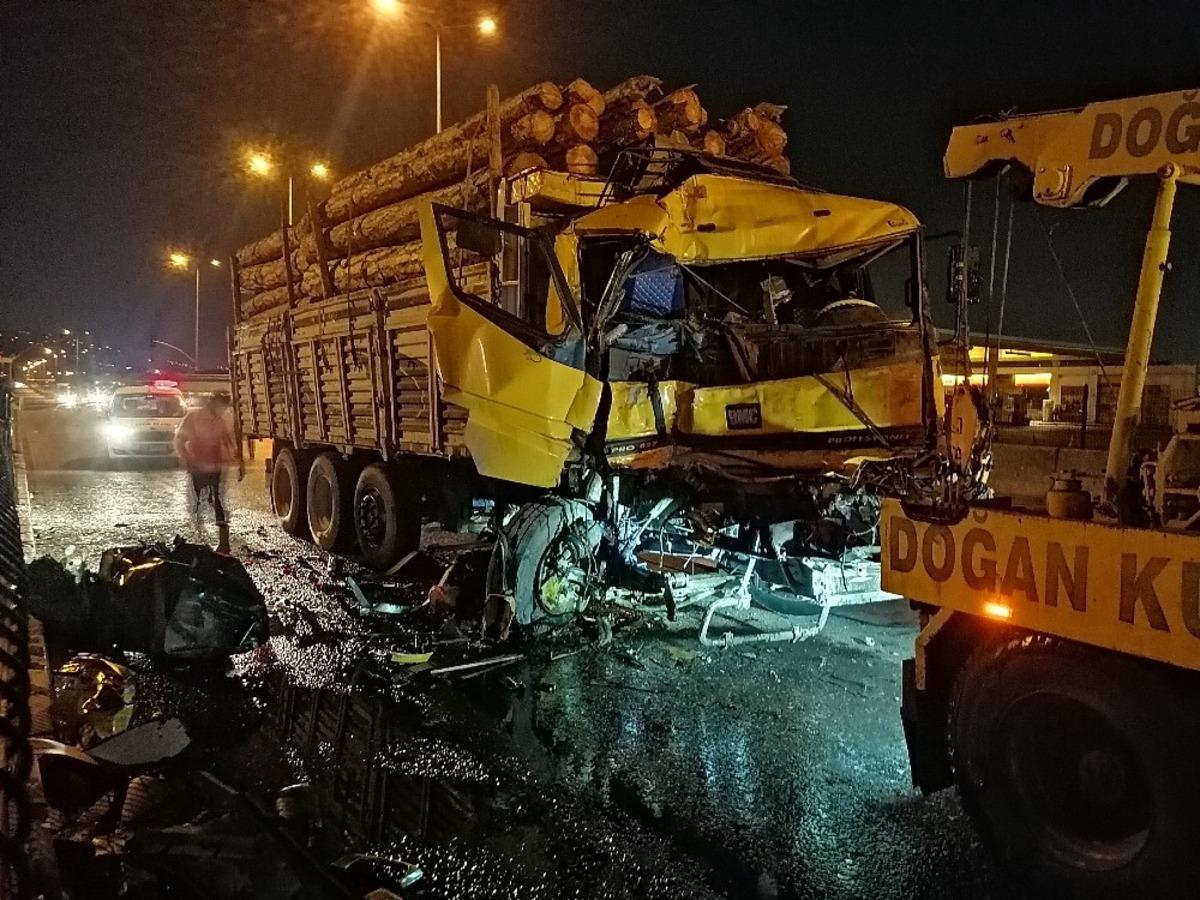 Tıra arkadan &ccedil;arpan tomruk y&uuml;kl&uuml; tır hurdaya d&ouml;nd&uuml;
