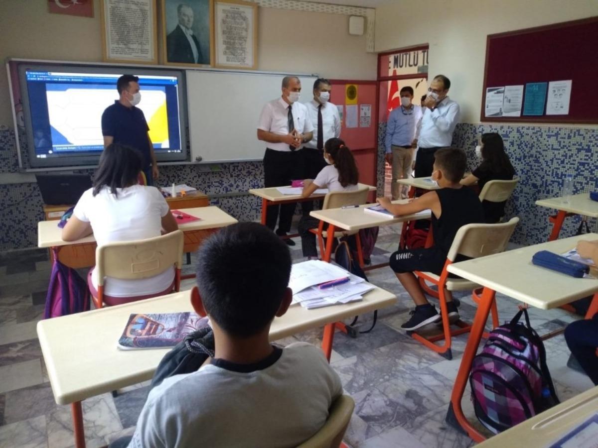 İl Milli Eğitim M&uuml;d&uuml;r&uuml; Okumuş, canlı derslere eşlik etti