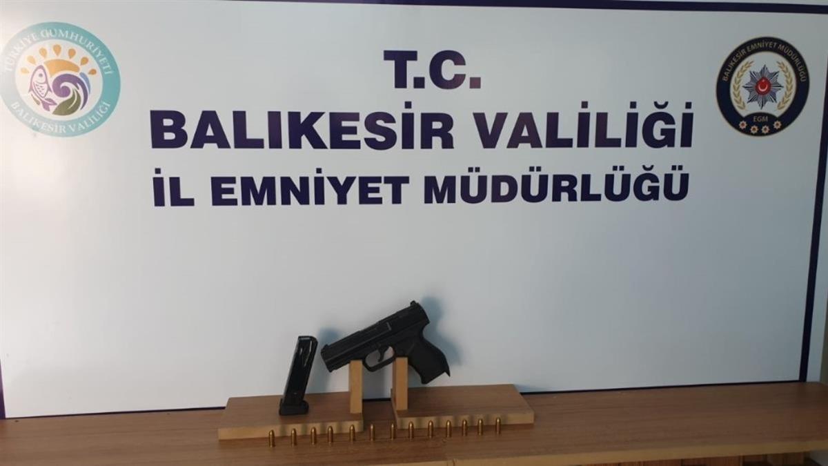 Balıkesir&rsquo;de polis 4 silah ve 10 aranan şahsı yakaladı