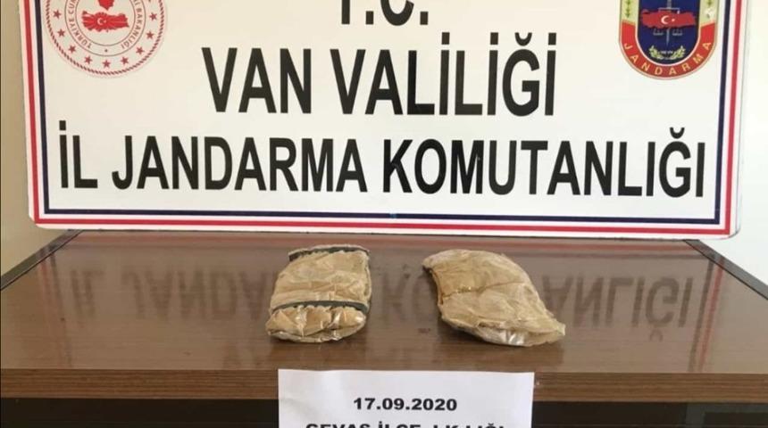 Gevaş&rsquo;ta beline sarılı 1 kilo eroin ile yakalandı