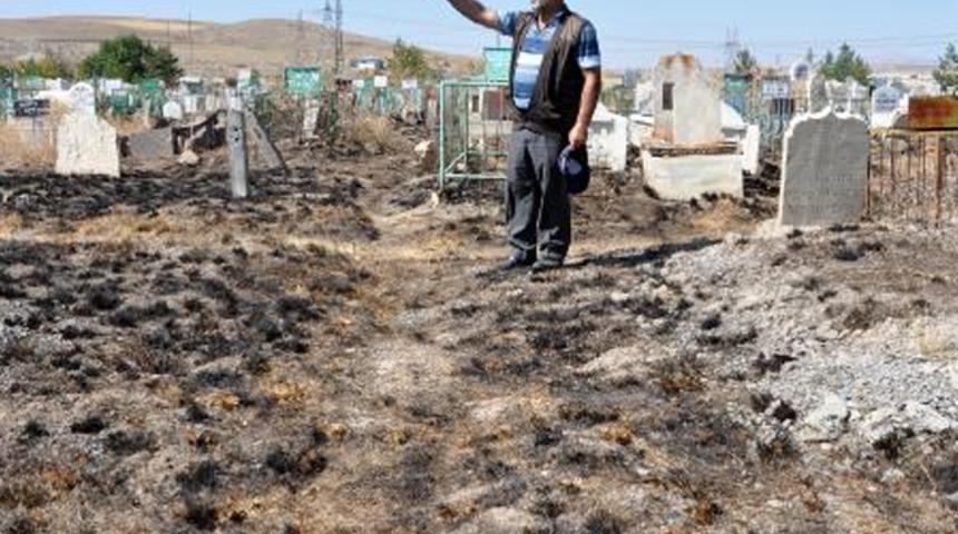 G&ouml;r&uuml;nce şaşkına d&ouml;nd&uuml;ler! Mezarlık ateşe verildi