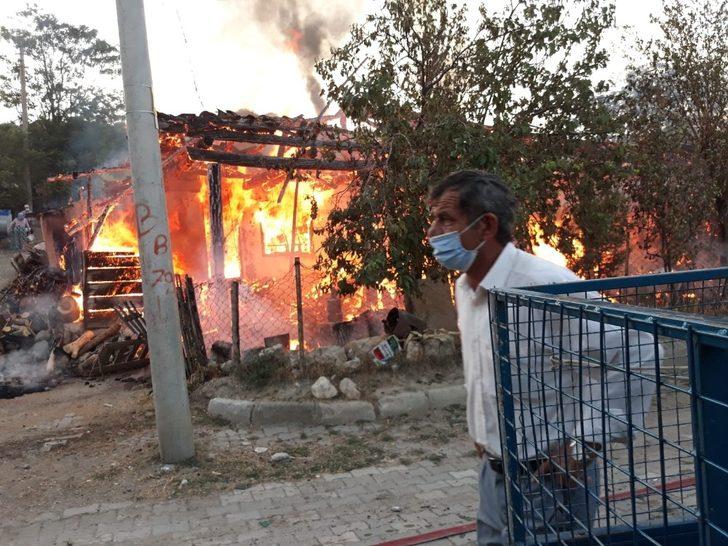 Gediz’deki yangında 2 ev kül oldu Kütahya Haberleri