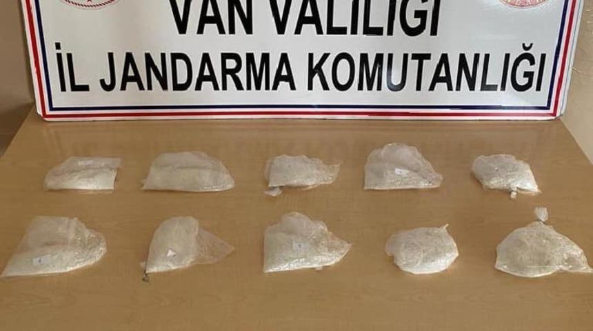 Gevaş’ta yakalanan 78 kaçak göçmenlerin çantasından 1 kilo metamfetamin ele geçirildi