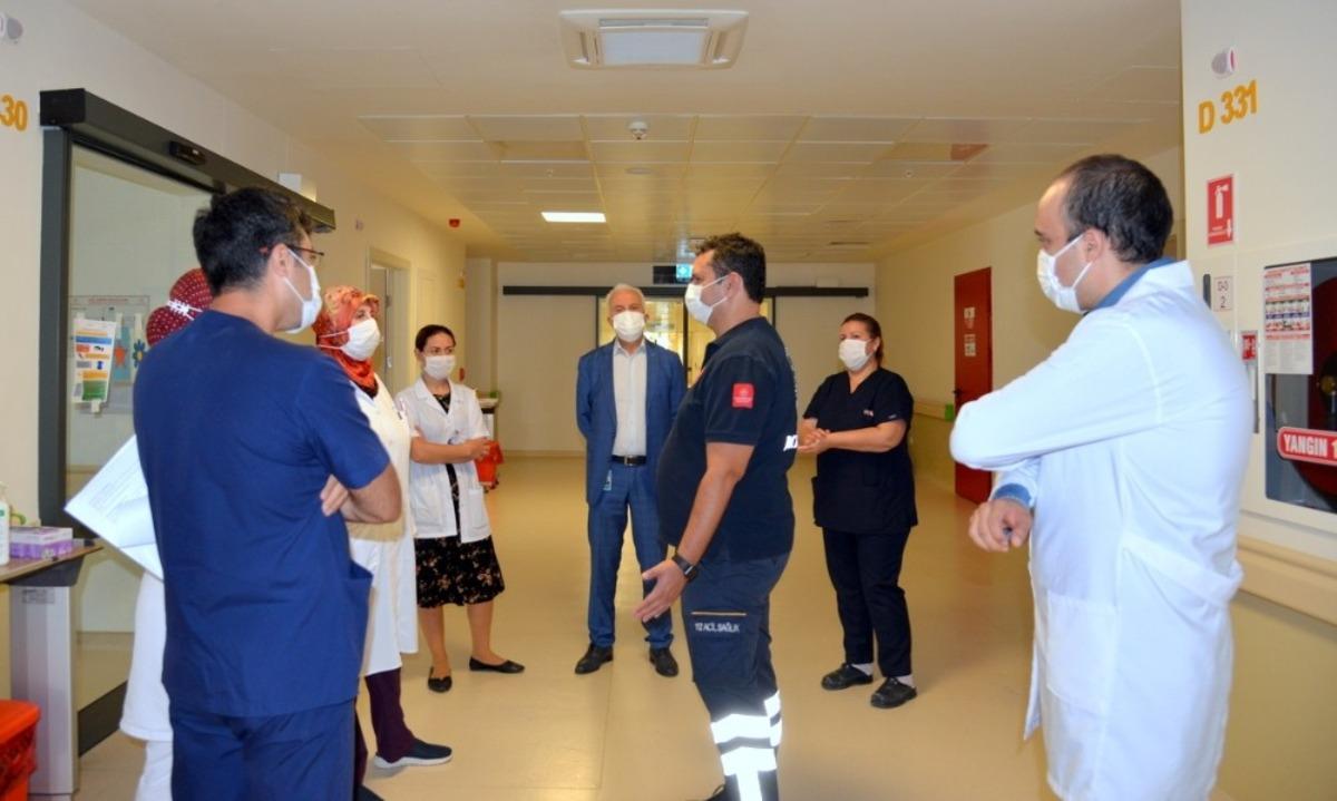 Eskişehir İl Sağlık M&uuml;d&uuml;r&uuml; Prof. Dr. Uğur Bilge, Korona vir&uuml;s hastalarını ziyaret etti